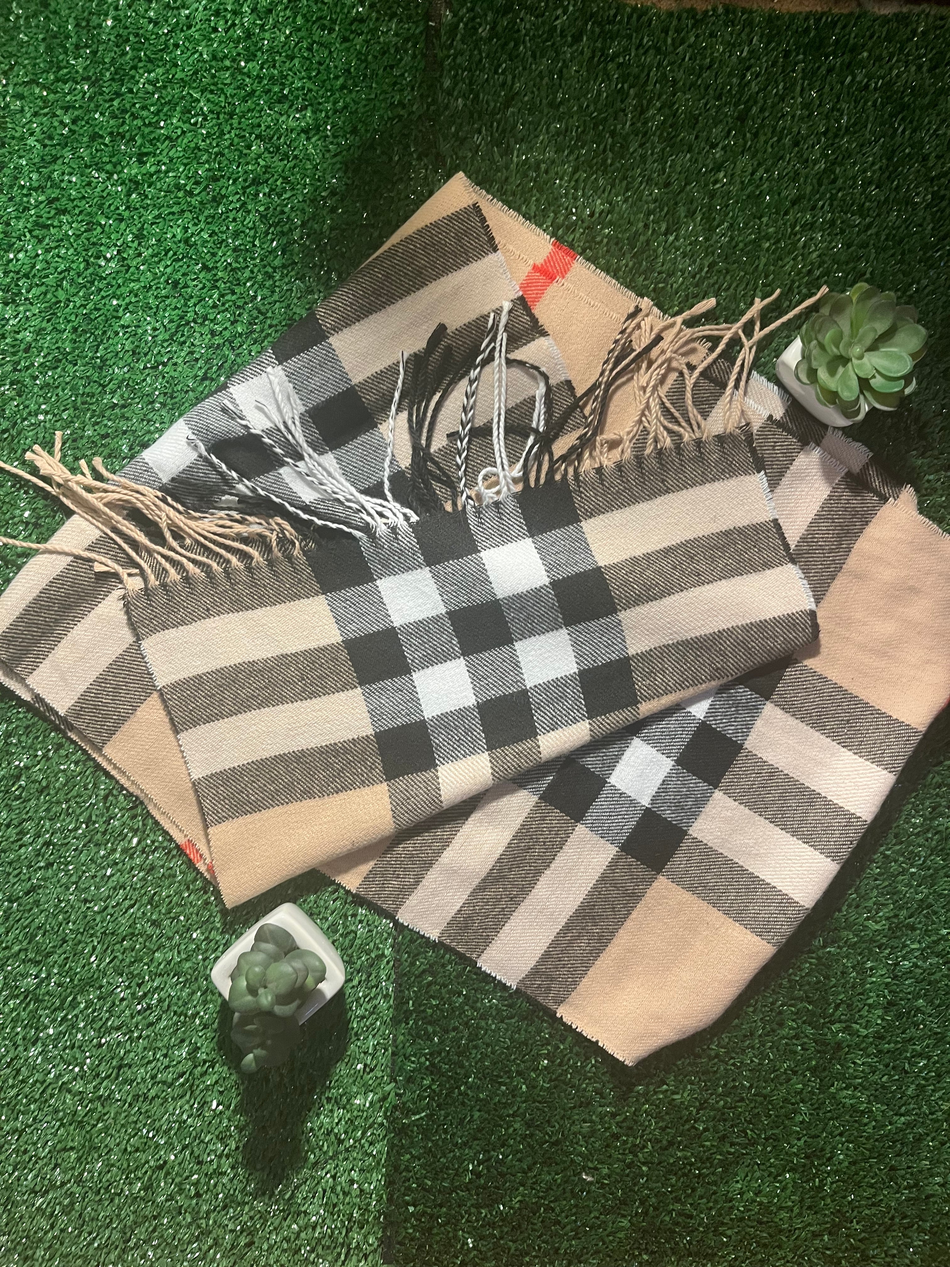 Burberry scarf one size